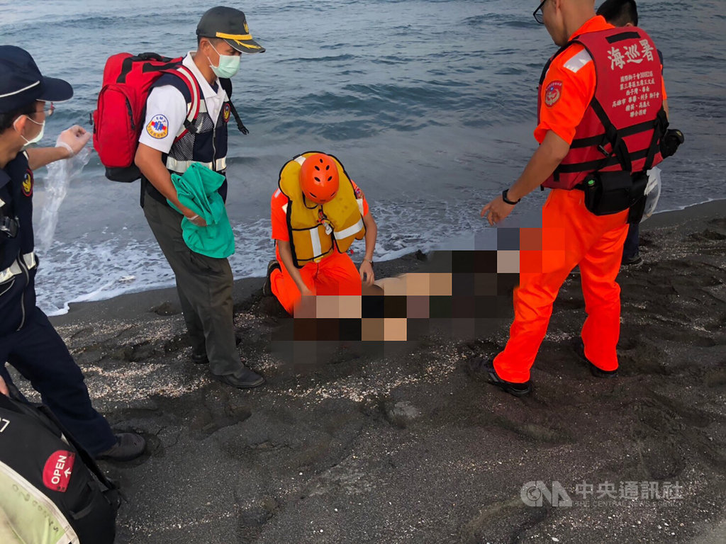 高雄市警方9日清晨接獲通報，旗津風車公園沙灘水域發現有一個人好像在游泳游不回來，警消經搜尋近1小時將溺水女子救起，送醫急救仍宣告無效。（海巡署第五岸巡隊提供）中央社記者王淑芬傳真　109年8月9日