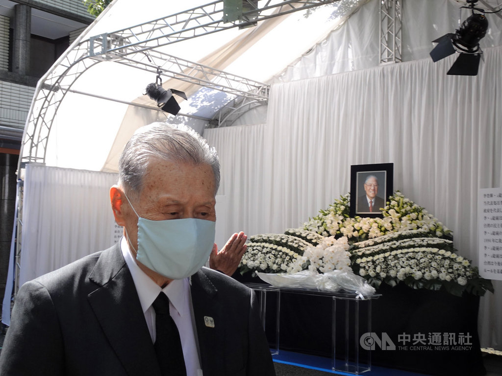 前總統李登輝辭世,日本前首相森喜朗9日率團搭包機前往台北悼念。圖為森喜朗3日前往駐日代表處設置的追思處所弔唁。中央社記者楊明珠東京攝 109年8月9日