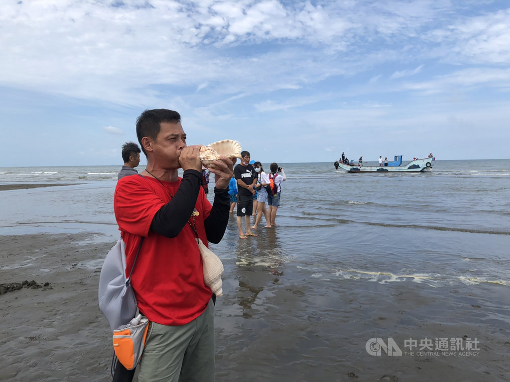 桃園市政府客家事務局9日在新屋區舉辦千人牽罟活動,活動在吹響歕嘟聲中展開,藉由活動傳承濱海客庄獨特的「牽罟」還有「石塭」及「歕嘟」等百年海客文化。(桃園市政府客家事務局提供)中央社記者吳睿騏桃園傳真 109年8月9日