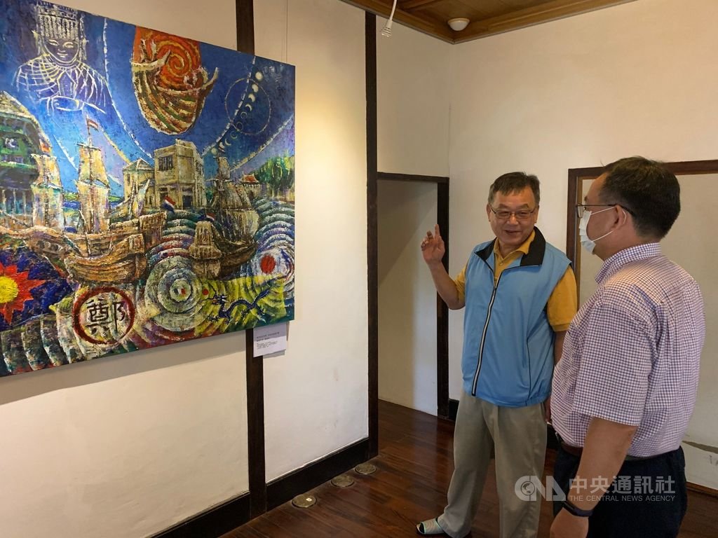 「鄭美珠陳秉鏄四大戰役繪畫展」9日起在澎湖開拓館展出,澎湖縣長賴峰偉(右2)表示,透過活潑生動繪畫展,讓澎湖人了解過去的歷史,更加珍惜得來不易生活環境,愛護家鄉。中央社 109年8月9日
