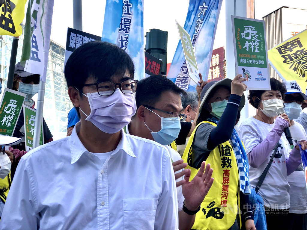 民進黨高雄市長補選候選人陳其邁(前左)9日出席高雄反空污大遊行前開場活動,並對主辦單位3項訴求表示認同。中央社記者侯文婷攝 109年8月9日