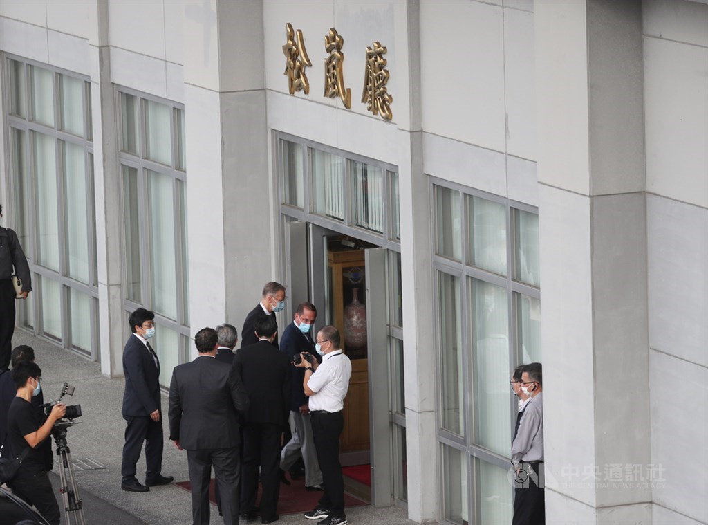 美國衛生部長艾薩(Alex Azar)(中右2)率訪問團9日下午搭乘專機抵達台北松山機場,訪團成員全數配戴口罩,前往機場檢測指定地點出入。中央社記者裴禛攝 109年8月9日