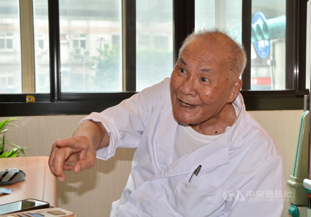 行醫76年的102歲人瑞醫師陳奎村(田中旨夫)仍在診所守護著民眾健康。他微笑說,長壽秘訣是永保身心愉快,不要有煩惱。中央社記者黃旭昇新北攝 109年8月9日