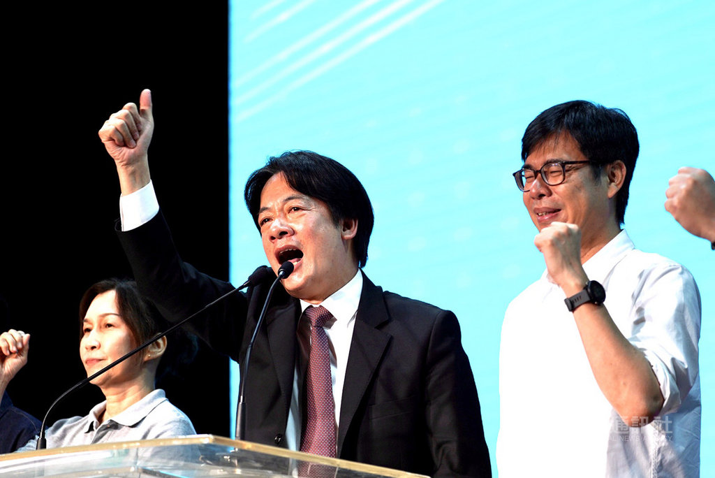 高雄市長補選投票前黃金週日,民進黨籍候選人陳其邁(右)9日舉辦造勢活動,副總統賴清德(中)到場站台輔選,肯定陳其邁和高雄有深厚情感,願意奉獻自己,呼籲民眾挺「吃水果會拜樹頭」的人。中央社記者董俊志攝 109年8月9日