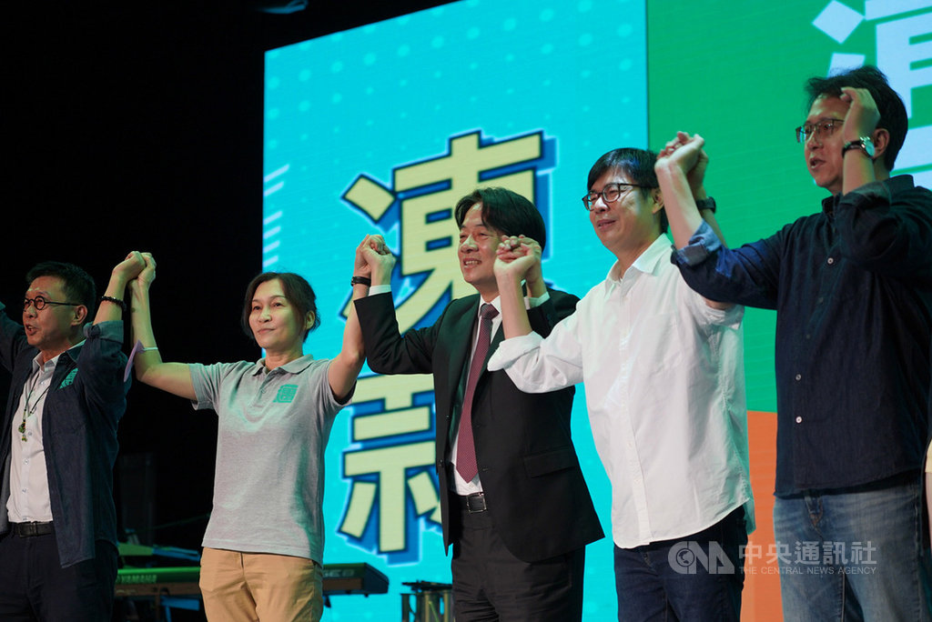 高雄市長補選投票前黃金週日,民進黨籍候選人陳其邁(右2)9日舉辦造勢活動,副總統賴清德(左3)站台輔選,帶領現場支持者高喊「凍蒜」,氣氛熱烈。中央社記者董俊志攝 109年8月9日