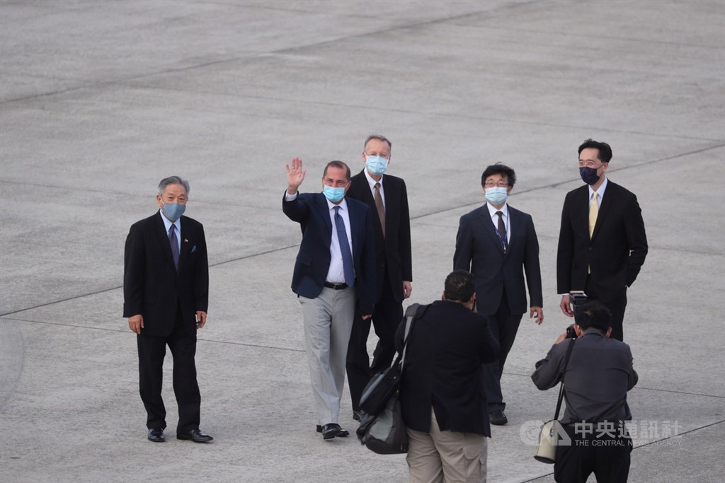 美國衛生部長艾薩(Alex Azar)(左2)率團訪台,專機9日下午抵達台北松山機場,由外交部政務次長田中光(左1)、衛福部疾病管制署署長周志浩(右2)、外交部北美司司長徐佑典(右1)、AIT處長酈英傑(右3)等人接機。艾薩下飛機後向現場媒體揮手致意。中央社記者裴禛攝 109年8月9日