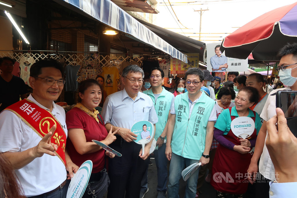 民眾黨主席、台北市長柯文哲(前左3)9日陪同民眾黨高雄市長補選候選人吳益政(前左)到岡山文賢市場拜票,受到民眾歡迎,還有民眾上前合照留念。中央社記者王淑芬攝 109年8月9日