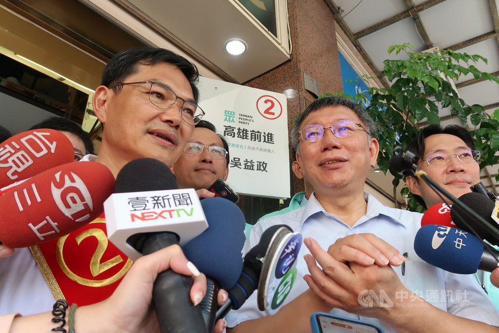 民眾黨主席、台北市長柯文哲(右2)9日民眾黨高雄市長補選候選人吳益政(左)到岡山文賢市場拜票,柯文哲受訪表示,大巨蛋不會是台北市政府的核四,他對大巨蛋的態度從頭到尾就是合法、合理、公安能夠接受。中央社記者王淑芬攝 109年8月9日