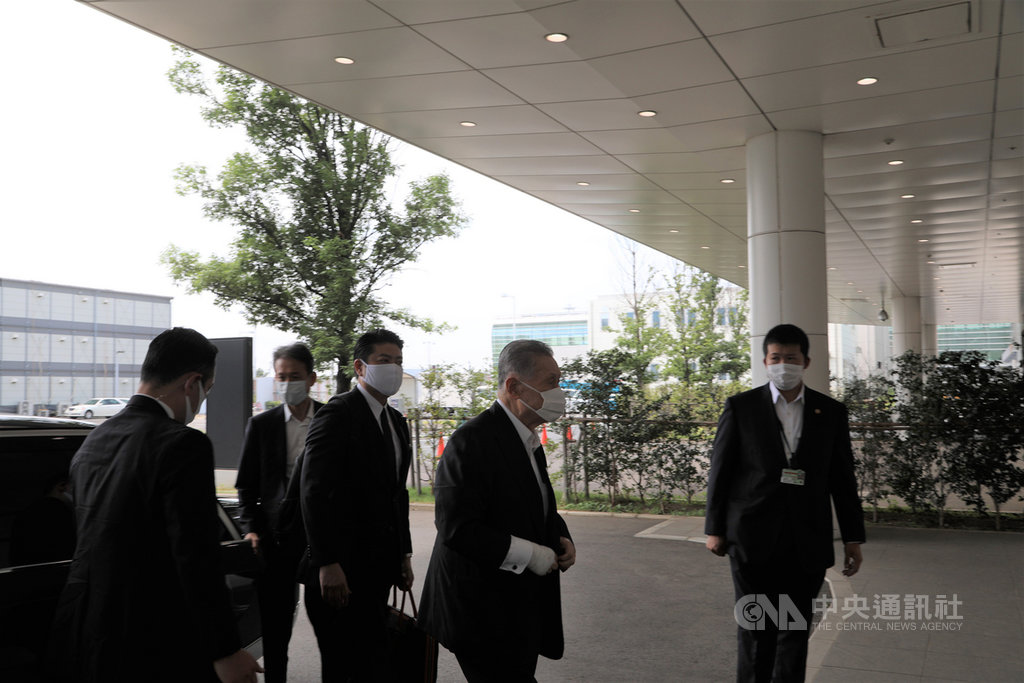 日本前首相森喜朗(右二)率領的弔唁故前總統李登輝訪台團9日從東京羽田機場前往台灣,當天來回。這是外國前往台灣弔唁中的首團,別具意義。中央社記者楊明珠東京攝 109年8月9日