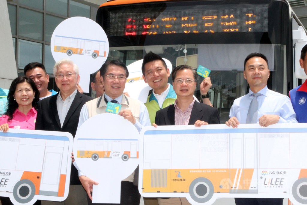 台南市政府9日在南部科學園區管理局舉辦第一條自動駕駛公車路線啟動儀式,台南市長黃偉哲(前右3)與國發會主委龔明鑫(前右2)、科技部長吳政忠(前左2)等人搭乘體驗。中央社記者楊思瑞攝 109年8月9日