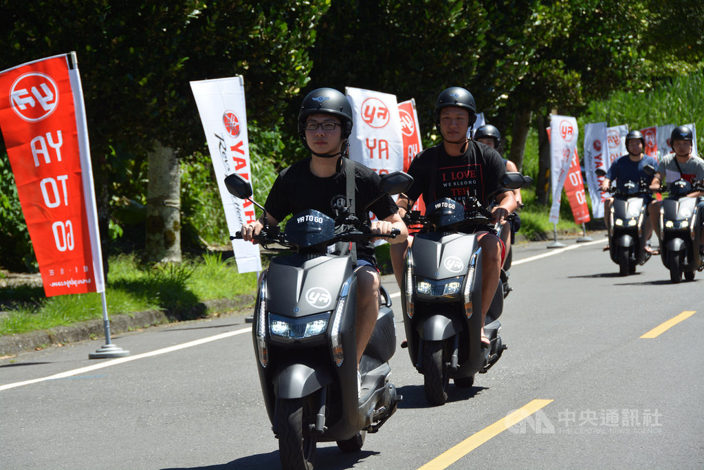 搶攻共享經濟,「YATOGO共享機車」9日在花蓮壽豐鄉鯉魚潭舉行發表記者會,供民眾試騎,將於15日起投入90輛機車在花蓮營運,預計年底前投放500輛。中央社記者李先鳳攝 109年8月9日
