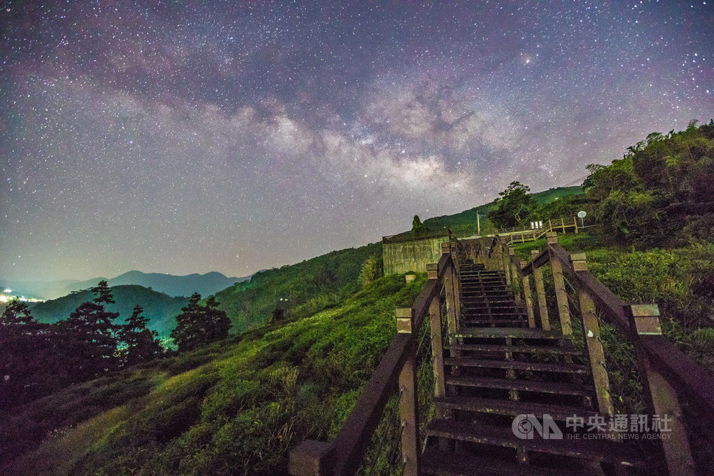 英仙座流星雨將於12日上半夜達到極大,嘉義縣政府推薦淺山區的梅山太興岩步道等6處光害少的觀星點,遊客可輕易看到「HD高清版」的流星雨。(嘉義縣政府提供)中央社記者蔡智明傳真 109年8月9日