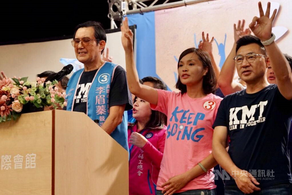 國民黨主席江啟臣(前右)與前總統馬英九(前左)9日南下高雄,為同黨高雄市長補選候選人李眉蓁(前中)輔選,爭取選民支持。(李眉蓁競選總部提供)中央社記者楊思瑞高雄傳真 109年8月9日