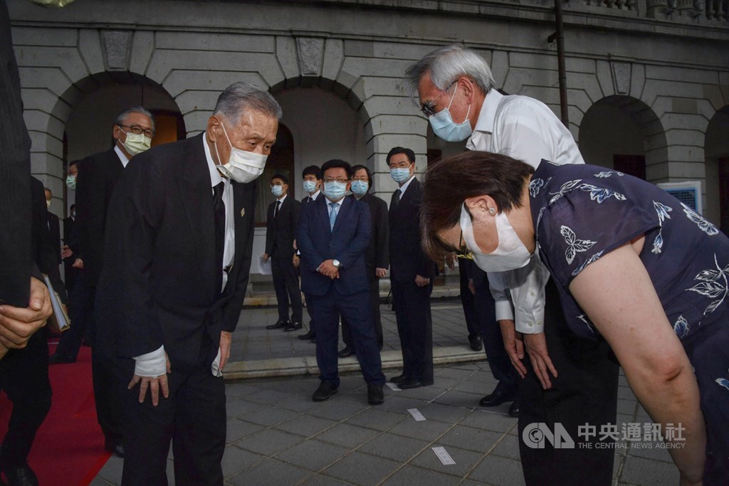 日本前首相森喜朗(前左)9日率日本國會跨黨派議員來台,下午前往台北賓館弔唁故總統李登輝,向李登輝女兒李安妮(前右)致意。中央社記者王飛華攝 109年8月9日