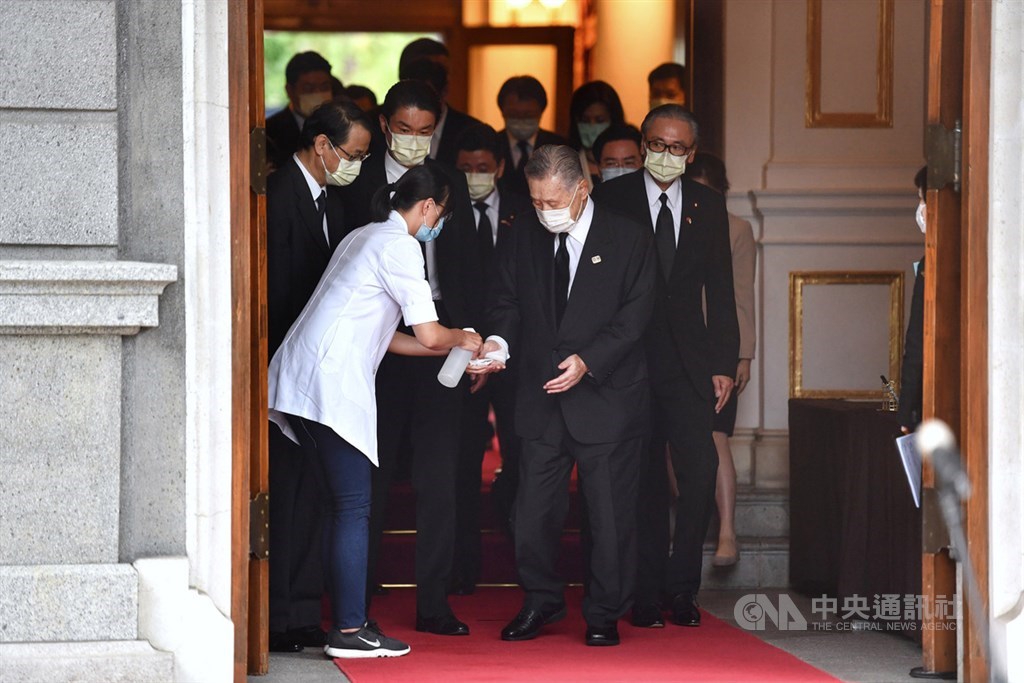前總統李登輝辭世,日本前首相森喜朗(前右)率領的弔唁團9日來台,下午赴台北賓館致哀,離開追思會場時用酒精消毒。中央社記者王飛華攝 109年8月9日