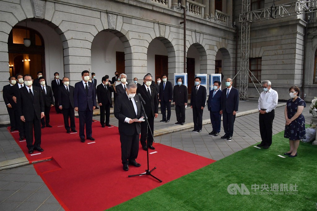 日本前首相森喜朗(前中)9日率日本國會跨黨派議員來台追思前總統李登輝,下午抵達台北賓館弔唁後在館外發表談話。中央社記者王飛華攝 109年8月9日