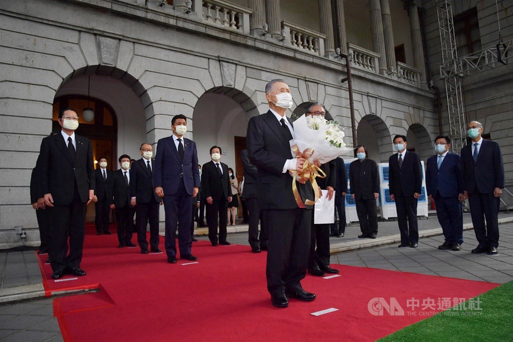 前總統李登輝7月30日辭世,日本前首相森喜朗(前)率領的弔唁團9日來台,前往台北賓館獻花致意。中央社記者王飛華攝 109年8月9日