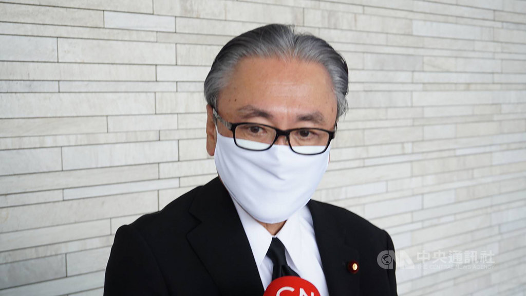 李登輝前總統辭世,由日本前首相森喜朗率領的跨黨派弔唁團上午搭乘包機離開羽田機場。圖為弔唁團成員日本自由民主黨眾議員古屋圭司。中央社記者楊明珠東京攝 109年8月9日
