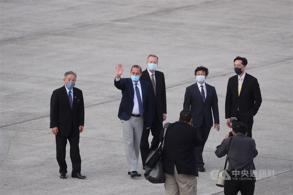 美國衛生部長艾薩(Alex Azar)(左2)率團訪台,專機9日下午近5時抵達松山機場,由外交部政務次長田中光(左1)、衛福部疾病管制署署長周志浩(右2)、外交部北美司司長徐佑典(右1)、AIT處長酈英傑(右3)前往接機。中央社記者裴禛攝 109年8月9日