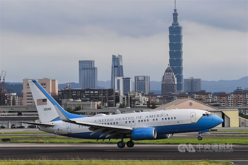 美國衛生部長艾薩(Alex Azar)率團訪台,專機9日下午抵達台北松山機場。中央社記者林俊耀攝 109年8月9日
