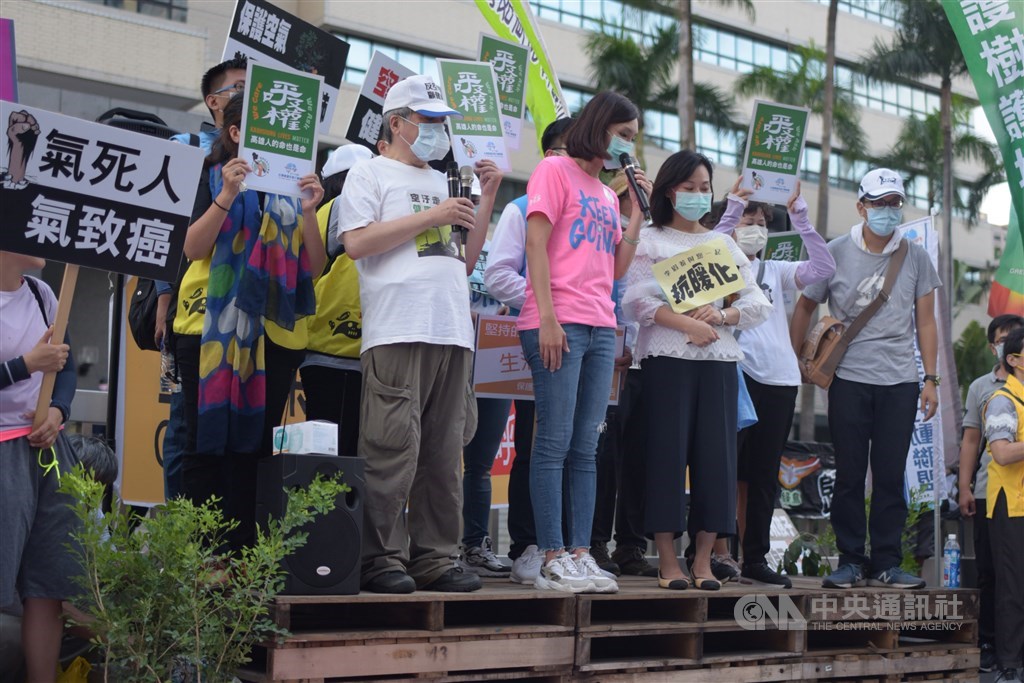 國民黨高雄市長補選候選人李眉蓁(前左2)9日出席高雄反空污大遊行,並在四維行政中心前發表短講。中央社記者侯文婷攝 109年8月9日