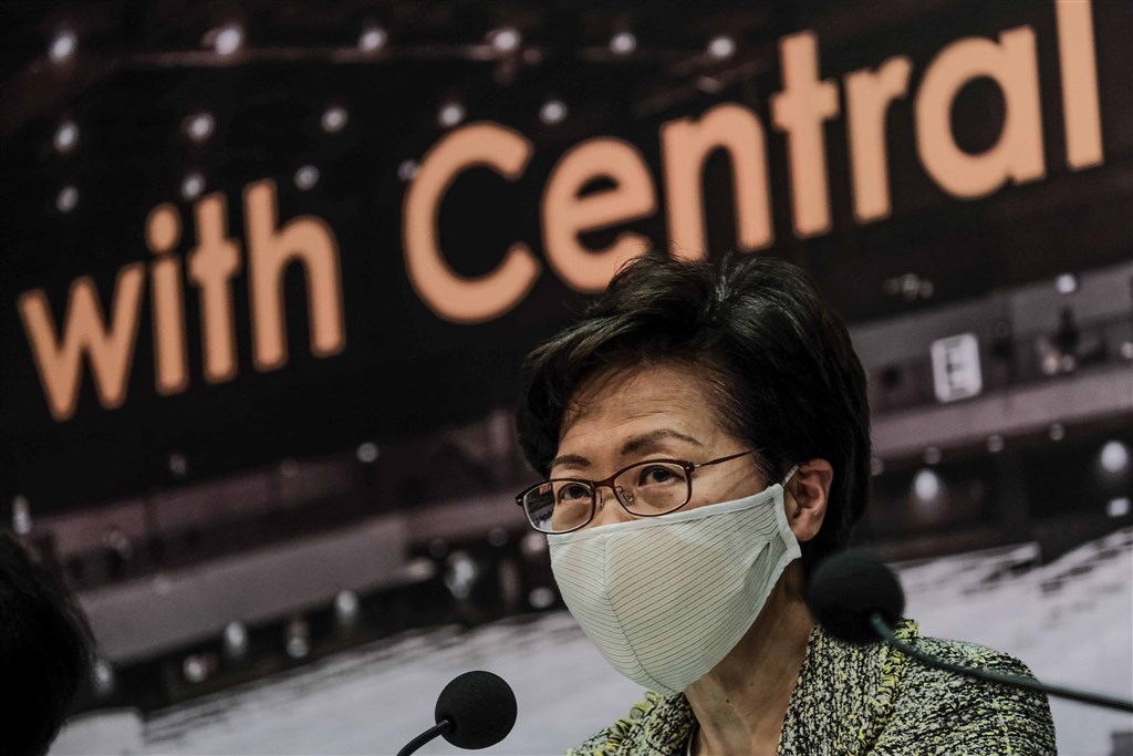 名列美國政府制裁名單的香港行政長官林鄭月娥,8日在臉書貼文說,她的訪美簽證還有效,「既然本人並不嚮往到這個國家,看來也可主動註銷了」。(中新社)