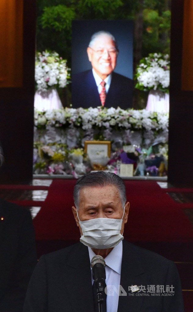 前總統李登輝辭世,日本前首相森喜朗(圖)率領的弔唁團9日來台,下午赴台北賓館追思李登輝,森喜朗追思後接受媒體訪問表示,李登輝一直鼓勵日本人要對自己有自信心,戰敗後的日本能走過來,這個基礎也是李登輝的貢獻。中央社記者王飛華攝 109年8月9日