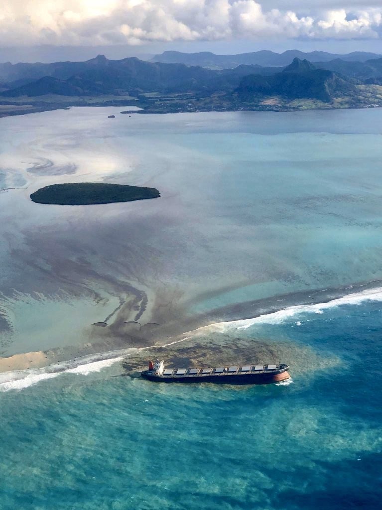 一艘懸掛巴拿馬旗的日本貨輪在印度洋島國模里西斯觸礁,漏出大量燃油。(圖取自twitter.com/PKJugnauth)