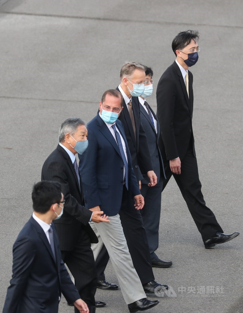 美國衛生部長艾薩(Alex Azar)(左3)率團訪台,專機9日下午抵達台北松山機場,外交部政務次長田中光(左2)、衛福部疾管署署長周志浩(右2)、外交部北美司長徐佑典(右1)、美國在台協會(AIT)台北辦事處長酈英傑(右3)前往接機。中央社記者裴禛攝 109年8月9日