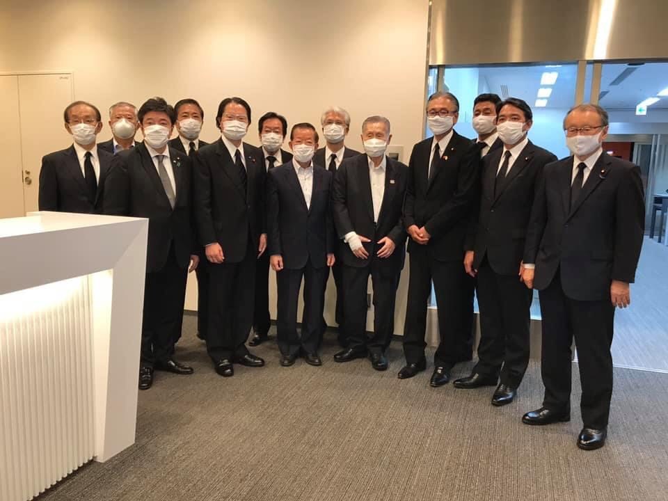 前總統李登輝辭世,由日本前首相森喜朗(左5)率領的跨黨派弔唁團,9日上午搭乘包機離開羽田機場。 (圖取自facebook.com/frankcthsiehfans)