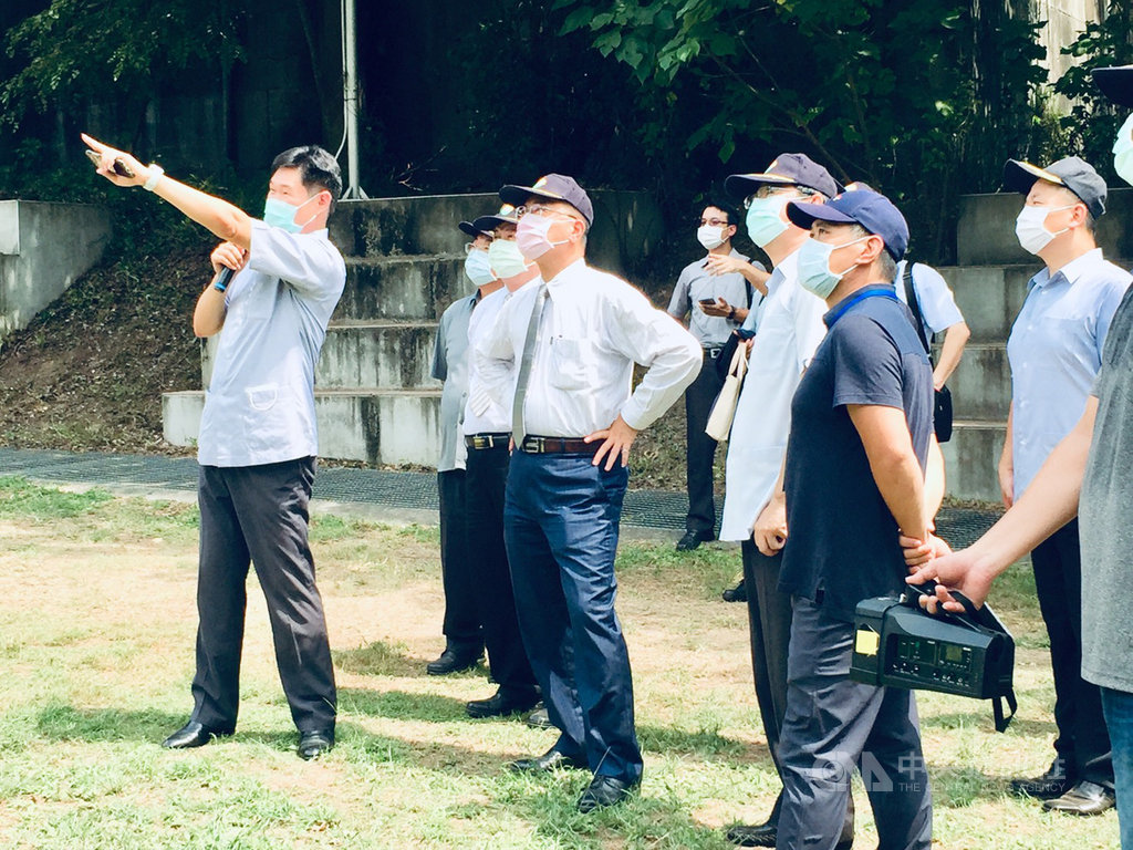 內政部長徐國勇(前左2)10日前往位於台中市烏日區成功嶺營區內的替代役訓練班,視察役男受訓情形。中央社記者蘇木春攝 109年8月10日