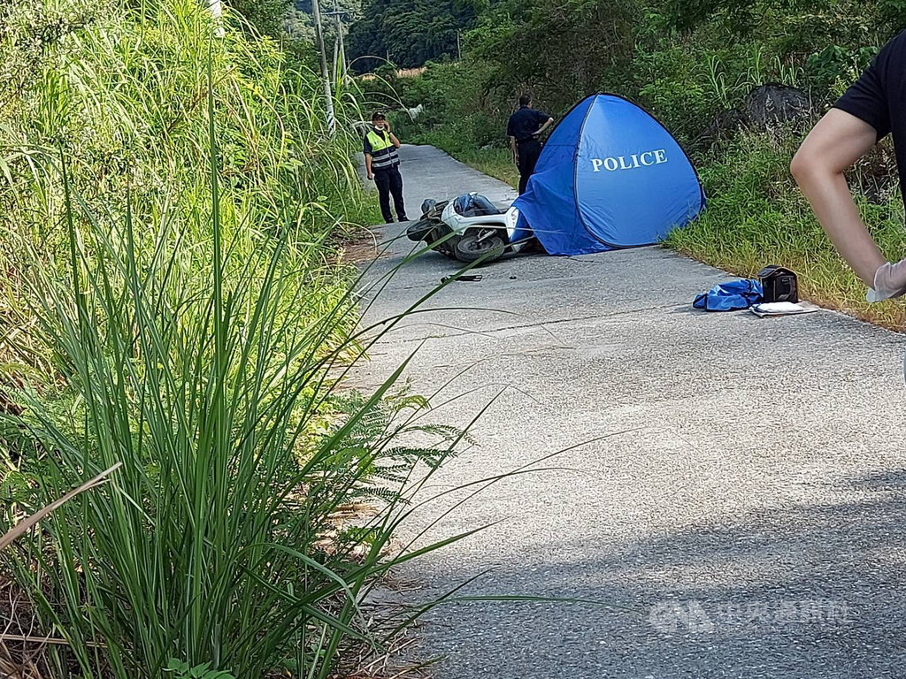 花蓮卓溪鄉29歲陳姓布農族人9日晚間上山打獵,疑似騎乘機車時,將獵槍置放在機車腳踏板,槍管朝上,不慎走火擊中自己的頸動脈致死。10日清晨被親戚發現倒臥產業道路旁草叢。(警方提供)中央社記者李先鳳傳真 109年8月10日
