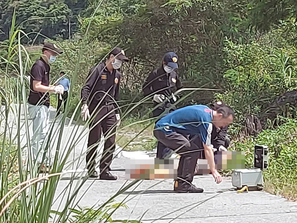 花蓮卓溪鄉29歲陳姓布農族人9日晚間上山打獵,疑似騎乘機車時,將獵槍置放在機車腳踏板,槍管朝上,不慎走火擊中自己的頸動脈致死。10日清晨被親戚發現倒臥產業道路旁草叢,警消人員到場檢視陳男已死亡多時。(警方提供)中央社記者李先鳳傳真 109年8月10日