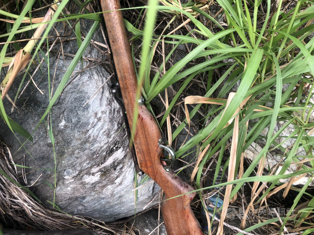 花蓮卓溪鄉29歲陳姓布農族人9日晚間上山打獵,疑似騎乘機車時,將獵槍置放在機車腳踏板,槍管朝上,不慎走火擊中自己的頸動脈致死。圖為遺留現場的自製獵槍。(警方提供)中央社記者李先鳳傳真 109年8月10日