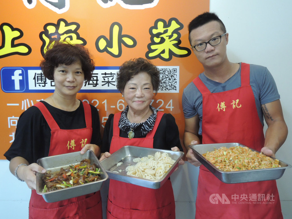 在台中市傳統市場經營上海小吃的傅雲鳳(中),道地眷村口味受到台中市民歡迎,已到退休年齡的她,很開心兒女願意接手,傳承自己的手藝。中央社記者郝雪卿攝 109年8月10日