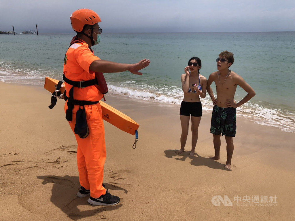 颱風米克拉逼近,澎湖縣災害應變中心10日下午3時完成一級開設,澎湖海巡人員也前往沙灘、港口等管制區,勸導遊客不要從事觀浪或水域遊憩等活動。中央社 109年8月10日