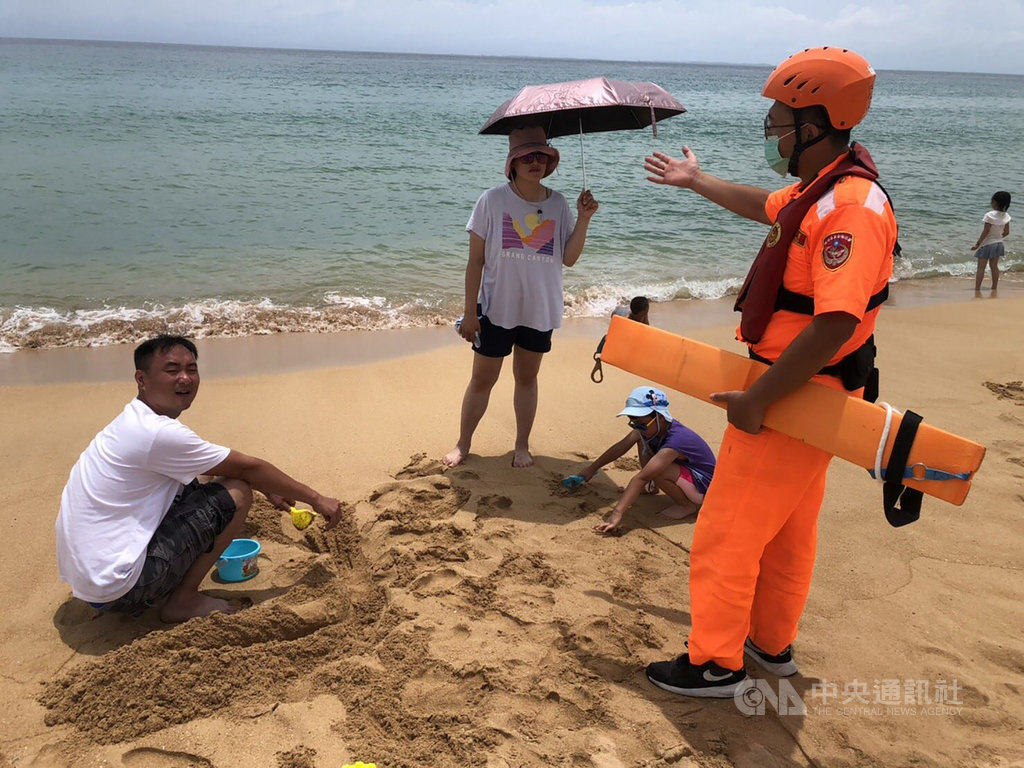 颱風米克拉逼近,澎湖縣災害應變中心10日下午3時完成一級開設,澎湖海巡人員也前往沙灘等地,勸導遊客避免從事水域遊憩活動,以免發生意外。中央社 109年8月10日