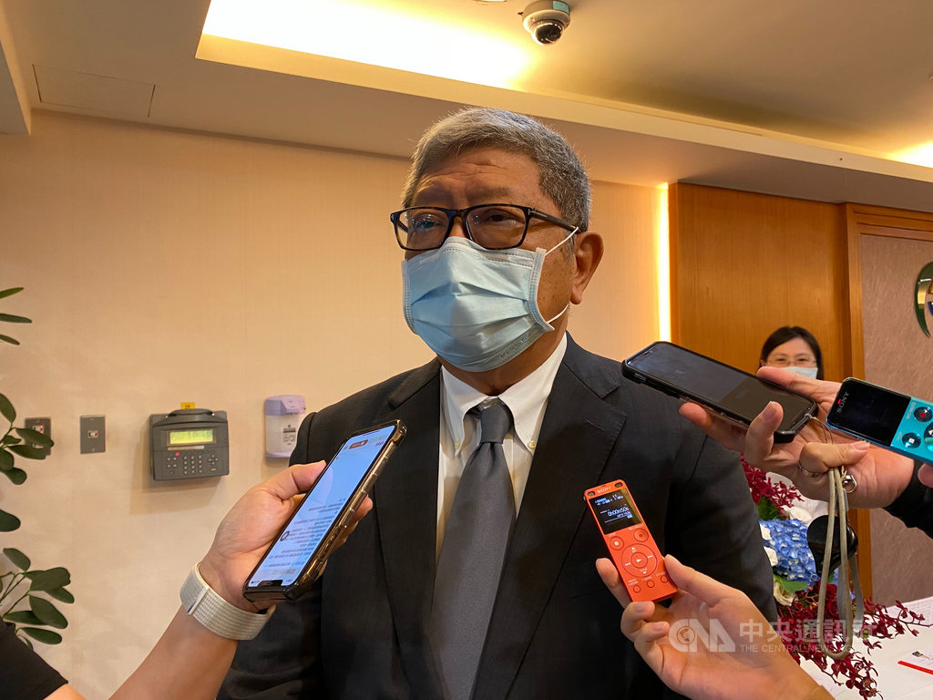 台北富邦銀行(簡稱北富銀)總經理程耀輝遭檢舉不當施壓放貸,北富銀董事長陳聖德10日受訪表示,絕對相信程耀輝的清白,調查結果將由金管會判斷。中央社記者劉姵呈攝 109年8月10日
