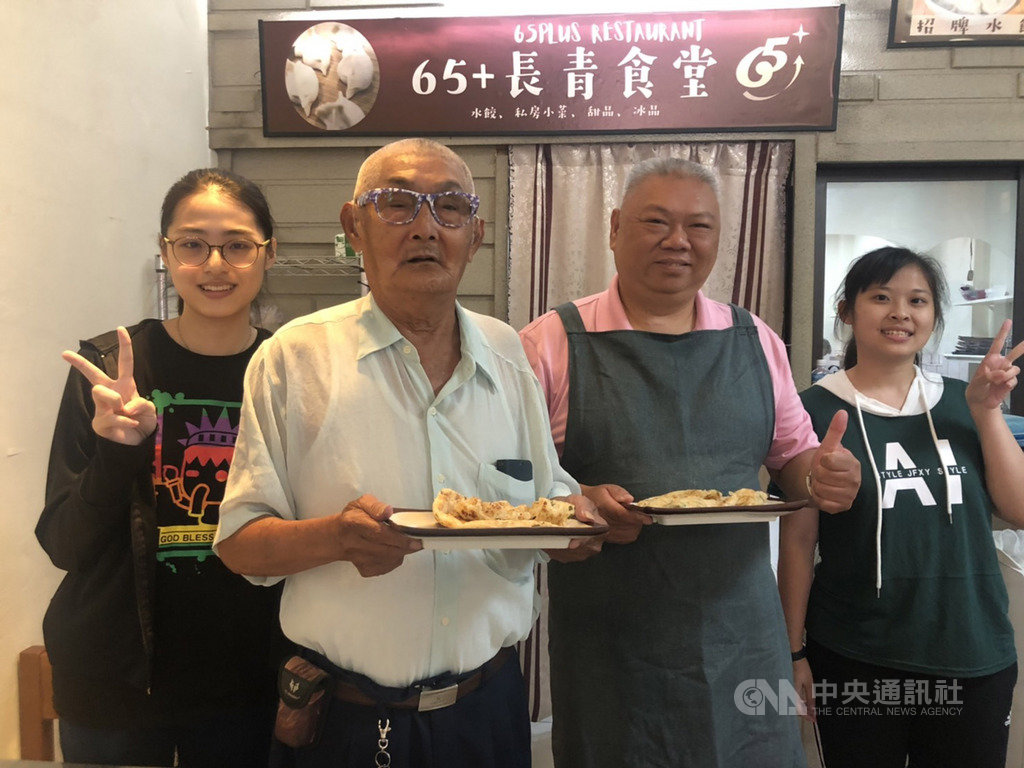 台中市「65+長青食堂」為支持長者復出工作,聘請65歲以上長者工作,年輕志工跟著爺爺奶奶工作,學到許多生活小知識。中央社記者趙麗妍攝 109年8月10日