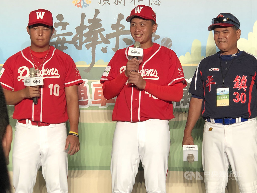 中職味全龍隊二軍戰績亮眼,劉基鴻(中)為二軍安打王、打點王,黃柏豪(左)為全壘打王,兩人共同的課題是體能儲備。中央社記者謝靜雯攝 109年8月10日