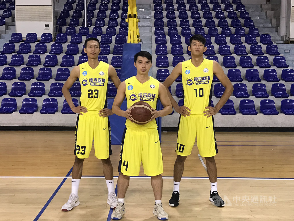 九太科技在第18季超級籃球聯賽(SBL)選秀會選中林柏豪(左起)、李漢昇、陳俊翰3名新秀,並已完成簽約,其中狀元郎李漢昇簽下一紙2年、月薪新台幣10萬元的合約。(九太科技提供)中央社記者黃巧雯傳真 109年8月10日