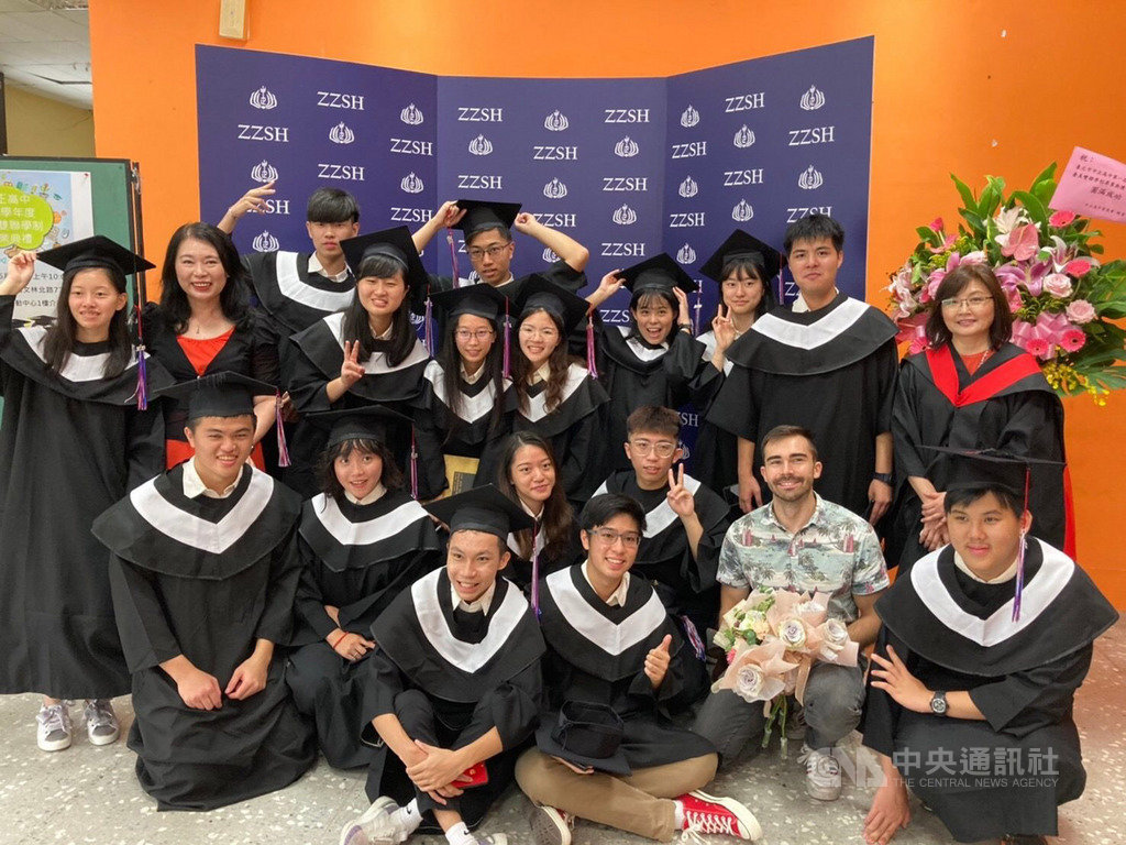 北市教育局推動國際文憑,台美、台加高中雙聯學制及國際課程等首屆有16名畢業生,10日舉行第一屆國際文憑畢業生餐會,畢業生開心合影。(台北市教育局提供)中央社記者陳怡璇傳真 109年8月10日