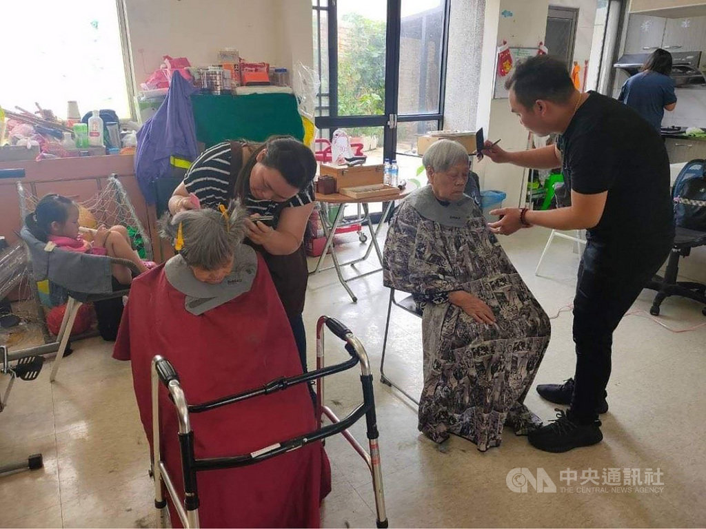 澎湖旅高的美髮師陳邦輝與陳曉惠兄妹二人,趁返回澎湖探親時,為故鄉長輩提供義剪服務,對於行動不便的長者還會登門到府義剪,長者們都對這對兄妹表示稱讚。中央社 109年8月10日