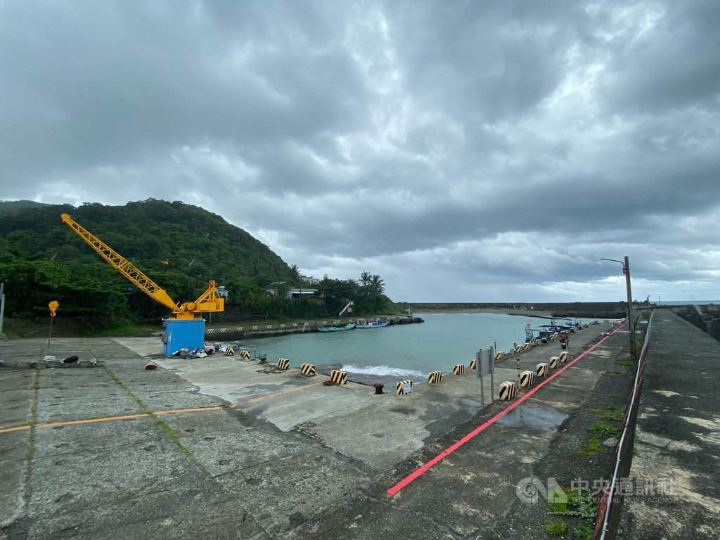 屏東牡丹鄉旭海漁港因規模過小、基礎建設老舊及長年淤積嚴重,導致當地打魚文化式微,當地居民盼望漁港整建超過30年,立委伍麗華10日邀集相關單位會勘,盼能從根本改善問題。(伍麗華服務處提供)中央社記者郭芷瑄傳真 109年8月10日
