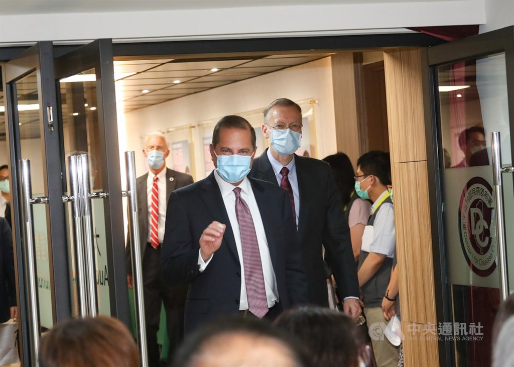 美國衛生部長艾薩(Alex Azar)(中左)、美國在台協會(AIT)台北辦事處長酈英傑(中右)10日下午抵達中央流行疫情指揮中心展開交流活動,並與衛生福利部長陳時中簽合作意向書,重申台美醫衛合作關係。中央社記者裴禛攝 109年8月10日