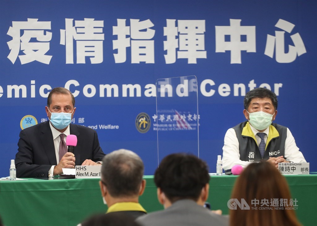 美國衛生部長艾薩(Alex Azar)(左)表示,未來退出WHO後將尋求其他合適方法,延續在公衛上的努力,也會和台灣討論參與意願。右為衛生福利部長陳時中。中央社記者裴禛攝 109年8月10日