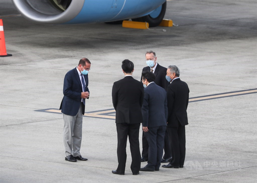 美國衛生部長艾薩(Alex Azar)(左)率團訪台,專機9日下午抵達台北松山機場,艾薩下機後向接機官員拱手致意。中央社記者裴禛攝 109年8月9日