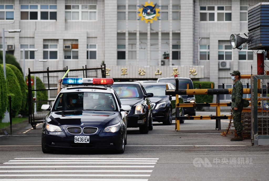 美國衛生部長艾薩(Alex Azar)率訪問團9日下午搭乘專機抵達台北松山機場,座車在警車及維安人員護送下離開。中央社實習記者曾守一攝 109年8月9日