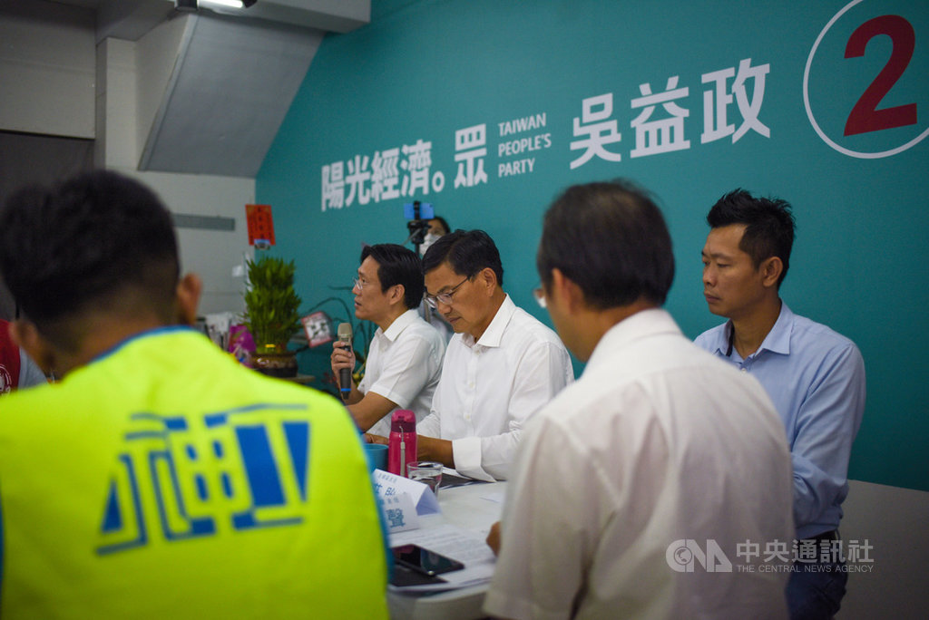 民眾黨高雄市長補選候選人吳益政(中)10日召開勞工權益座談會,立委張其祿(左)出席,共同討論高雄低薪與勞工剝削問題。中央社記者侯文婷攝 109年8月10日