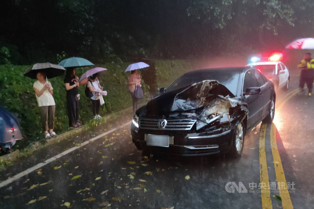 鄧姓女子10日開車行經桃園市大溪區環湖路2段時,遭巨大落石擊中引擎蓋,鄧女未受傷,但後方乘客因猛烈撞擊受傷送醫,幸無大礙;警方表示,疑是雨勢造成山區土石鬆動,呼籲民眾行經山區道路遇雨要特別注意。(桃園市警局大溪分局提供)中央社記者吳睿騏桃園傳真 109年8月10日